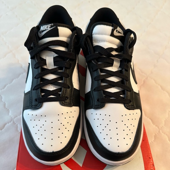 Women’s Nike Dunk Low Black & White Pandas, size 8.5 - Picture 3 of 16